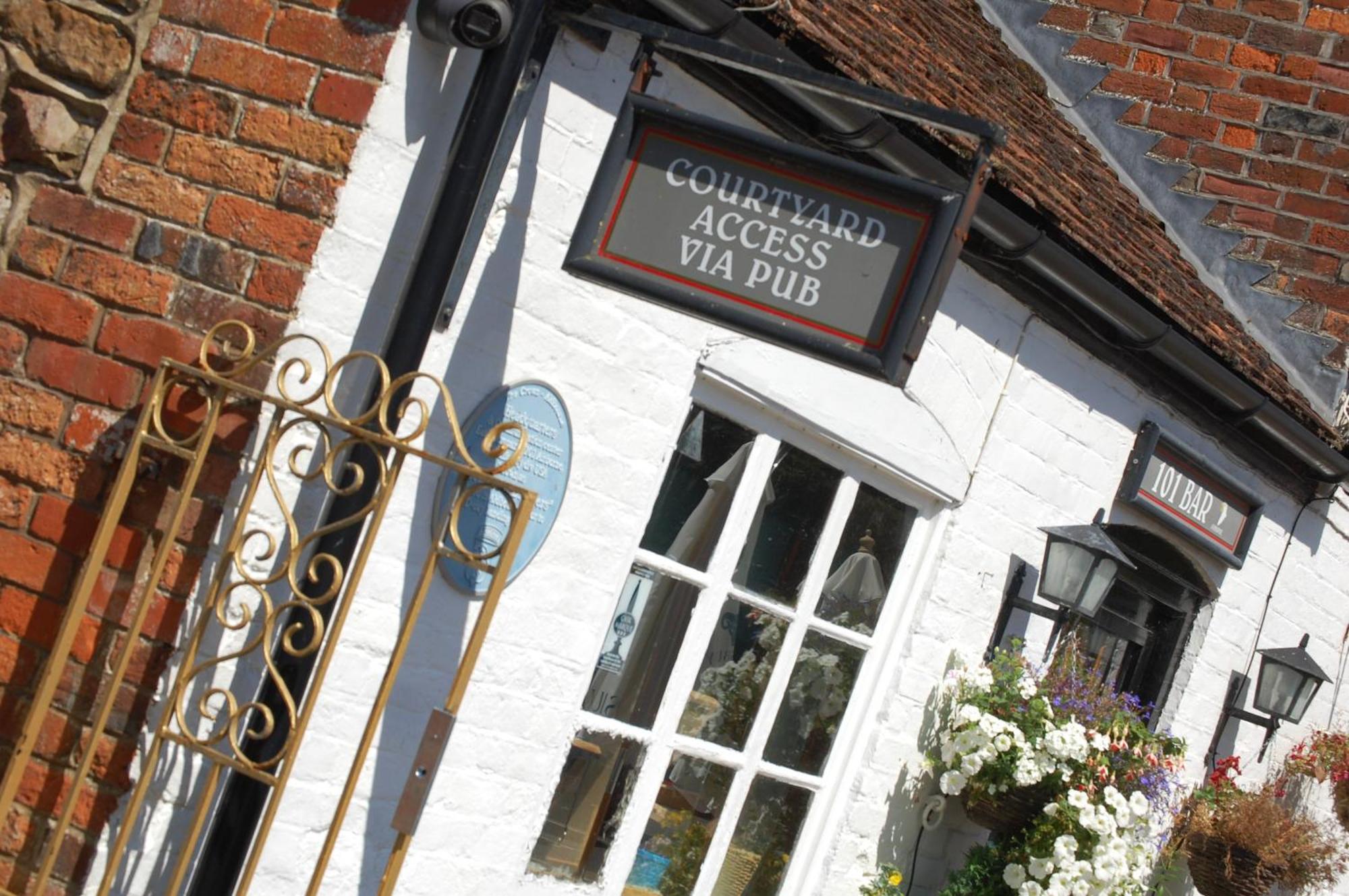 Hotel The Crown Aldbourne Exterior foto
