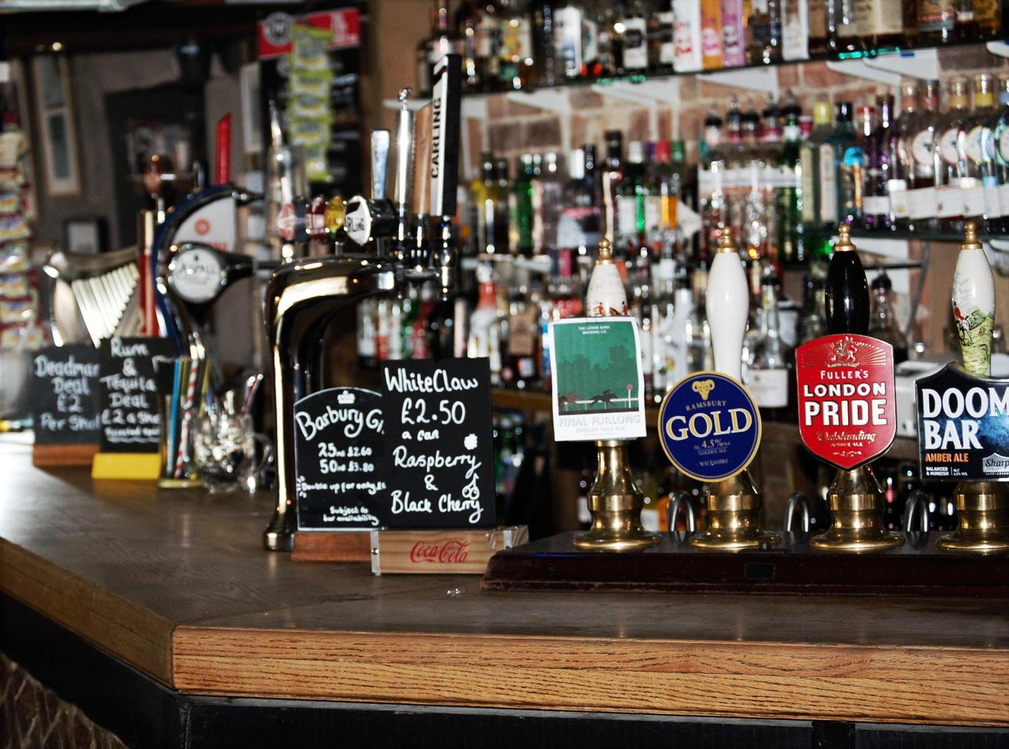 Hotel The Crown Aldbourne Exterior foto